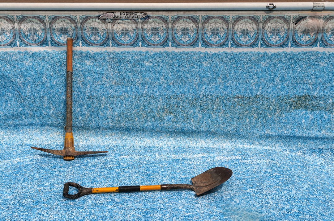 Des outils posés près d'une piscine.