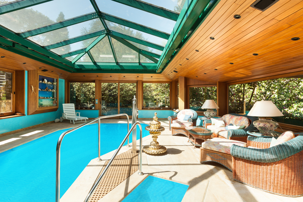 Un abri de piscine aménagé en bois.